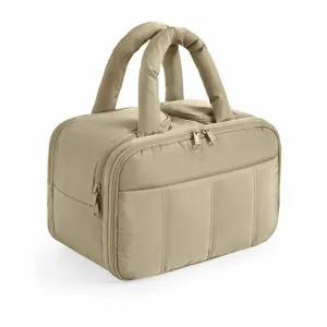 Vista dettagliata della borsa cosmetica da viaggio trapuntata con pratiche tasche con zip.