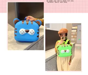 Vista dettagliata del simpatico zaino per bambini a tema animale con colori vivaci e stile.