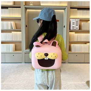 Dettaglio dello zainetto per bambini rosa con simpatico design di animali e orecchie.