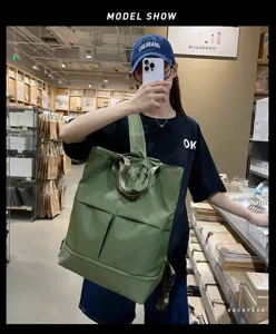 Grand sac à dos fourre-tout multifonctionnel de grande capacité en nylon vert avec poches pratiques.