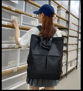 Grand sac à dos noir avec poignée supérieure et rangement multifonctionnel pour usage quotidien.
