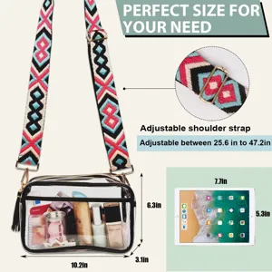 Dettaglio borsa tracolla in PVC trasparente con tracolla ricamata regolabile e grande capienza.
