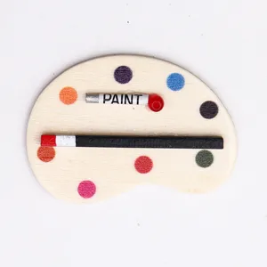 Vue détaillée de la palette d'artiste en bois miniature pour accessoire de maison de poupée.