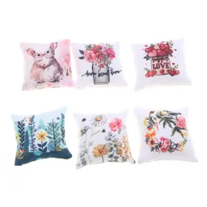 Miniatuur poppenhuis lente kussenset met schattige konijntjes en bloemenprint details.