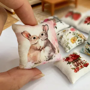 Miniatuur poppenhuis Pasen kussens, schattig konijn bloemen klein BJD bankkussen decoratie.