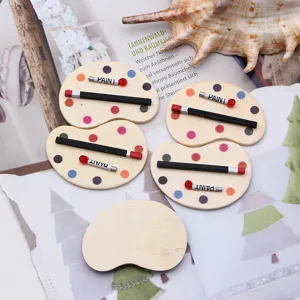 Vue détaillée de la palette de peinture en bois et pinceau miniature pour maison de poupée.