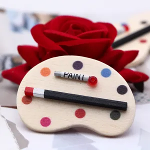 Gros plan détail de palette d'artiste en bois miniature et modèle de pinceau pour maison.