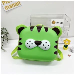 Dettaglio zaino tigre cartone animato verde, design simpatico per bambini, borsa robusta.