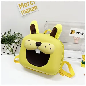 Dettaglio zaino per bambini con design animale giallo carino e orecchie in peluche morbido.