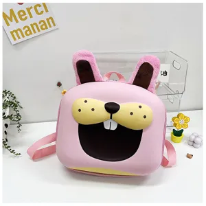 Vista di dettaglio dello zaino per bambini rosa dei cartoni animati con orecchie di peluche.