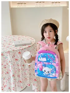 Detalle de escena de mochila rígida para niños, cartera rosa con bonito diseño de gato.