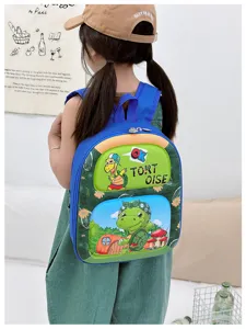 Vista detallada de una bonita mochila rígida infantil de tortuga de dibujos animados.