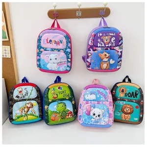 Vista detallada de mochilas rígidas infantiles con diseños de animales de dibujos animados.