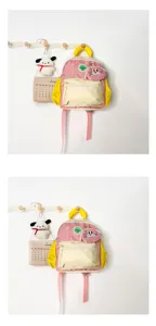 Dettagli dello zaino per bambini rosa giallo, design color block con borsellino carino.