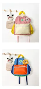 Vista dettagliata dello zaino per bambini colorato con design a contrasto e grazioso portamonete.