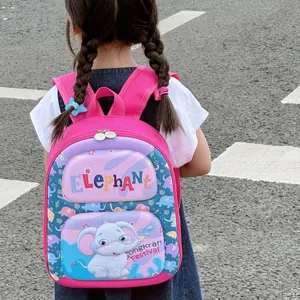 Mochila escolar rigida para ninos con disenio de elefante vista desde atras.