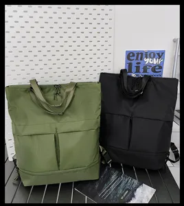Vue détaillée d'un sac à dos multifonctionnel de grande capacité avec poignées de transport.