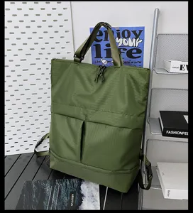 Vue détaillée du sac à dos multifonctionnel vert foncé avec poches avant.