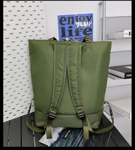 Vue détaillée du grand sac à dos de loisir vert armée avec doubles bretelles et poignées.