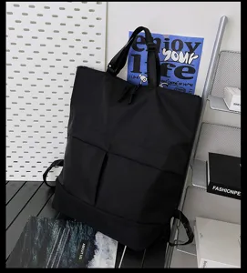 Gros plan détaillé du sac à dos noir multifonctionnel montrant ses poches pratiques.