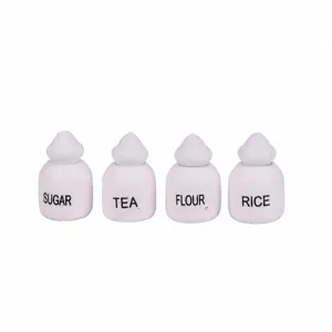 Ensemble de mini pots d'épices en bois pour détails de scène de cuisine de maison de poupée.