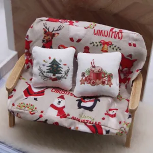 Miniatur Weihnacht Sofa Puppenhaus Dekoration Detailansicht mit festlichem Feiertag Muster.