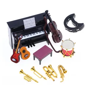 Dettaglio di strumento musicale in miniatura per casa delle bambole, set di accessori per voi.