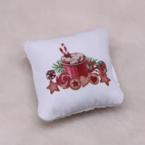 Miniatur Puppenhaus Kissen mit Weihnachtsmotiv und Tasse Kakaodruck für Feiertag Mini Dekoration