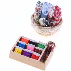 Miniatuur naaiset detailopname, poppenhuis miniatuur houten garen doos en stoffen mand accessoires.