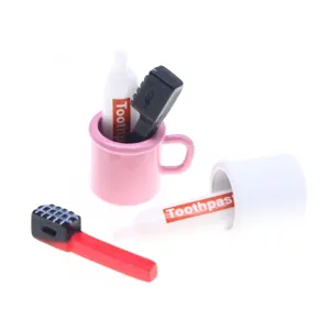 Ensemble miniature de maison de poupée brosse à dents dentifrice tasse pour décor de salle de bain.