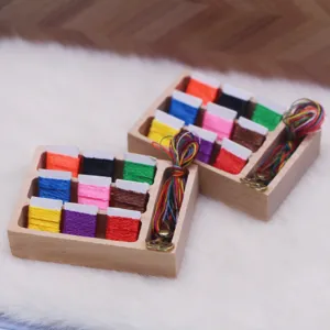 Detail van miniatuur poppenhuis naaidoos, houten modelrekwisieten voor microscènes.