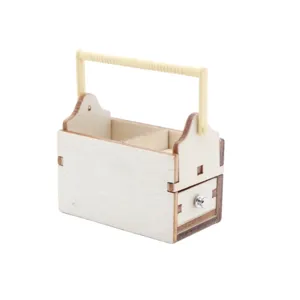 Dettaglio scatola porta attrezzi in legno miniatura casa bambole, accessorio modello.