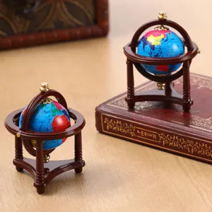 Vista detallada de globo giratorio en miniatura, ideal para escritorio de casa de muñecas.