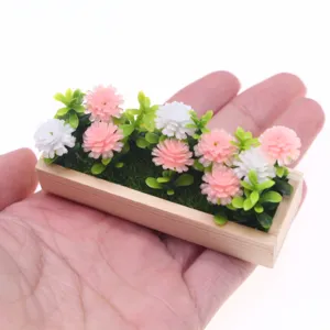 Miniature de maison de poupée lit de fleurs rectangulaire en bois avec fleurs roses et blanches.