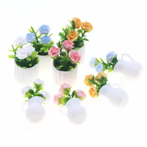 Miniature maison de poupée roses artificielles en pot vue de détail micro paysage.