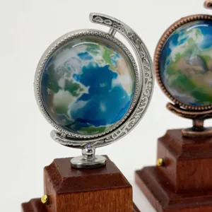 Miniatura modelo de globo de casa de muñecas, base de madera vintage, ideal para decoración.