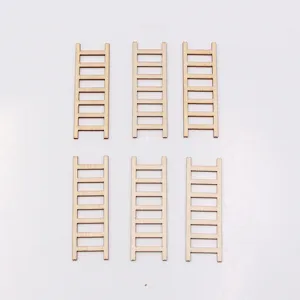 Primo piano di mini scala in legno, ideale per decorazioni di casa delle bambole.