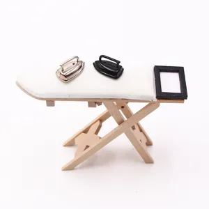 1:12 Puppenhaus Miniatur Bügelbrett Set mit kleinen Bügeleisen, Holzzubehör Detailansicht.