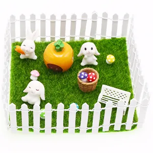 Vista detallada del conjunto de decoracion de conejo de Pascua en miniatura para casa de munecas.