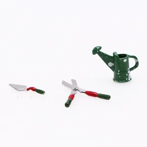 Set attrezzi da giardinaggio in miniatura per casa bambole con annaffiatoio paletta forbici.