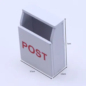 Vue détail de boîte aux lettres miniature en bois, accessoire déco micro scène