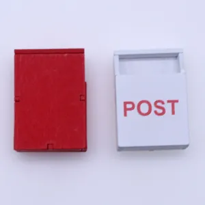Détail boîte aux lettres miniature en bois, modèles de boîtes postales rouge et blanc.