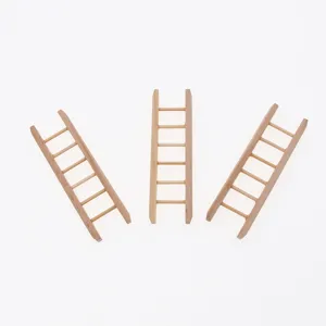Détail de mini échelle en bois, accessoire parfait pour maison de poupée 1:12 et photo.