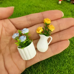 Gros plan de fleurs en pot miniatures et de vase pour deco de maison de poupee, micro.