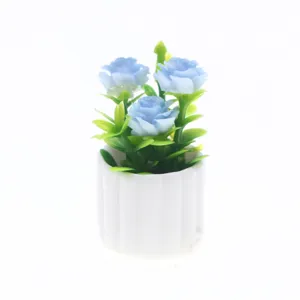 Plante en pot artificielle miniature de maison de poupée rose bleue détail macro