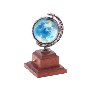 Vista detallada del modelo de globo en miniatura para decoracion de casa de munecas BJD.