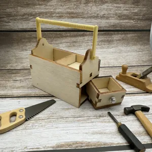 Scatola porta attrezzi in legno in miniatura per casa delle bambole con piccoli utensili.