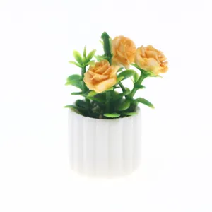 Plante en pot artificielle miniature pour maison de poupée, roses jaunes et feuilles.