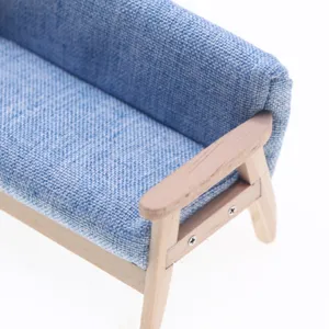 Miniatur Puppenhaus Holz Doppelsofa mit blauem Stoffbezug für Mikro-Wohnzimmer-Szenen