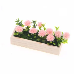 Détail de pot de jardinière rectangulaire en bois miniature pour maison de poupée.